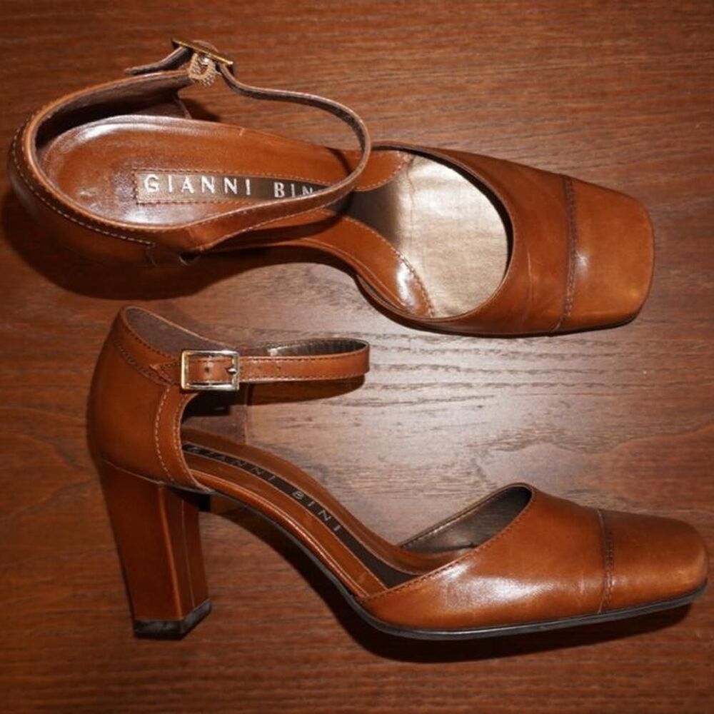 Gianni-bini Women's Brown and Tan Courts